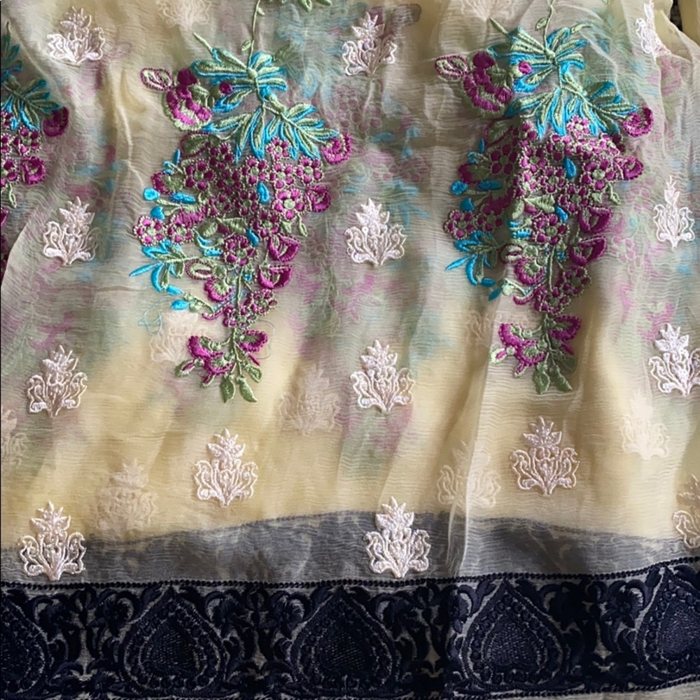 Yellow Floral Net - Picture 2 of 5